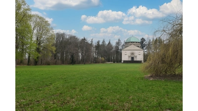 Der Pfingst-Gottesdienst wird bei gutem Wetter vor dem Mausoleum gefeiert. (Foto: nd)