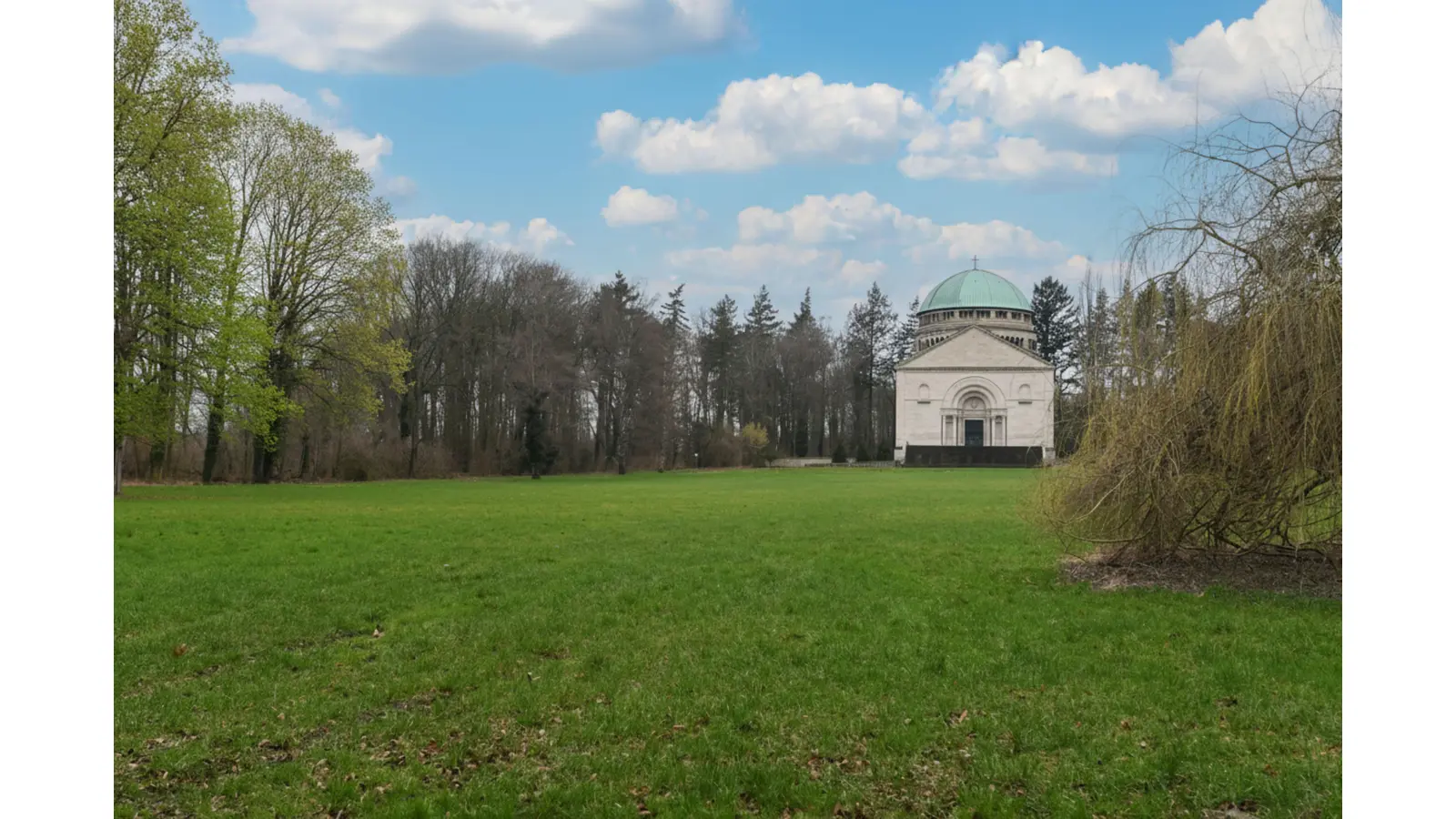 Der Pfingst-Gottesdienst wird bei gutem Wetter vor dem Mausoleum gefeiert. (Foto: nd)