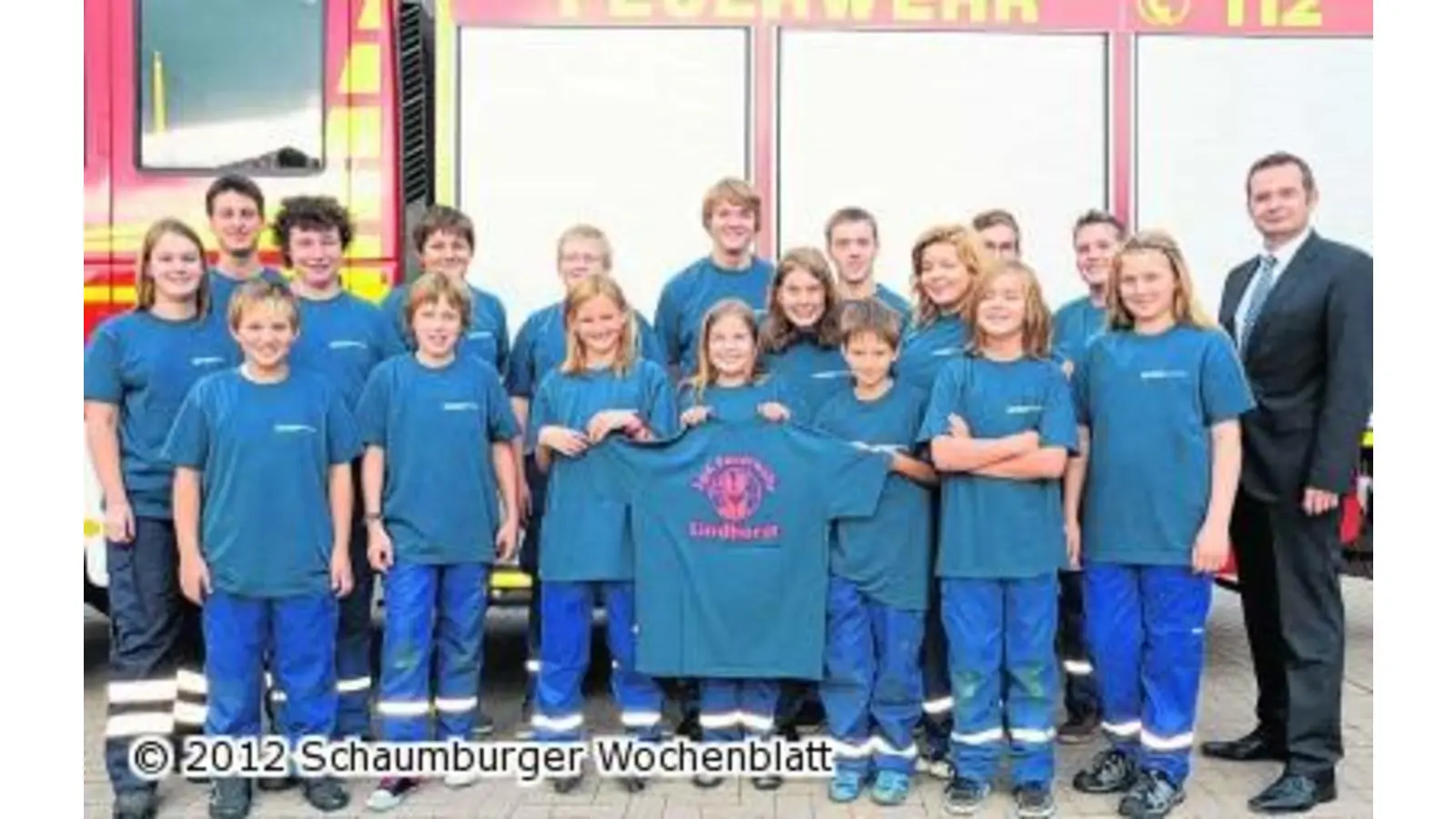 Jugendfeuerwehr zeigt sich in neuen Shirts (Foto: bt)