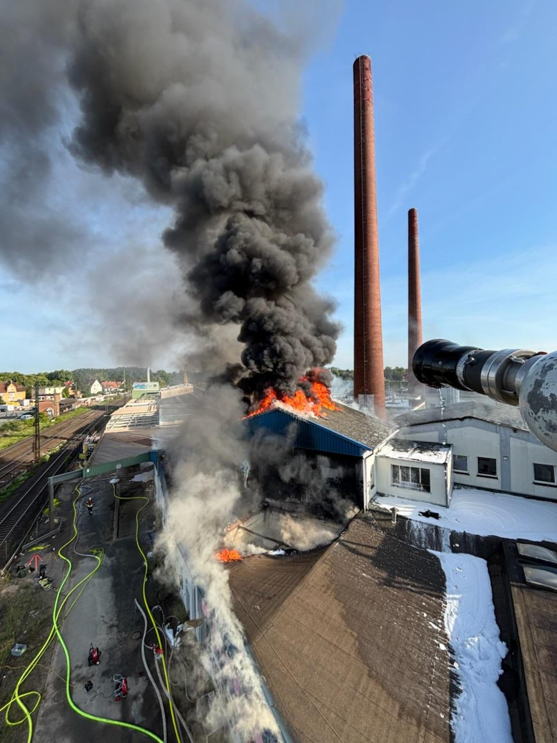 Starke Rauchentwicklung: Brand einer Lagerhalle auf dem ehemaligen Vion Gelände. (Foto: Feuerwehr)