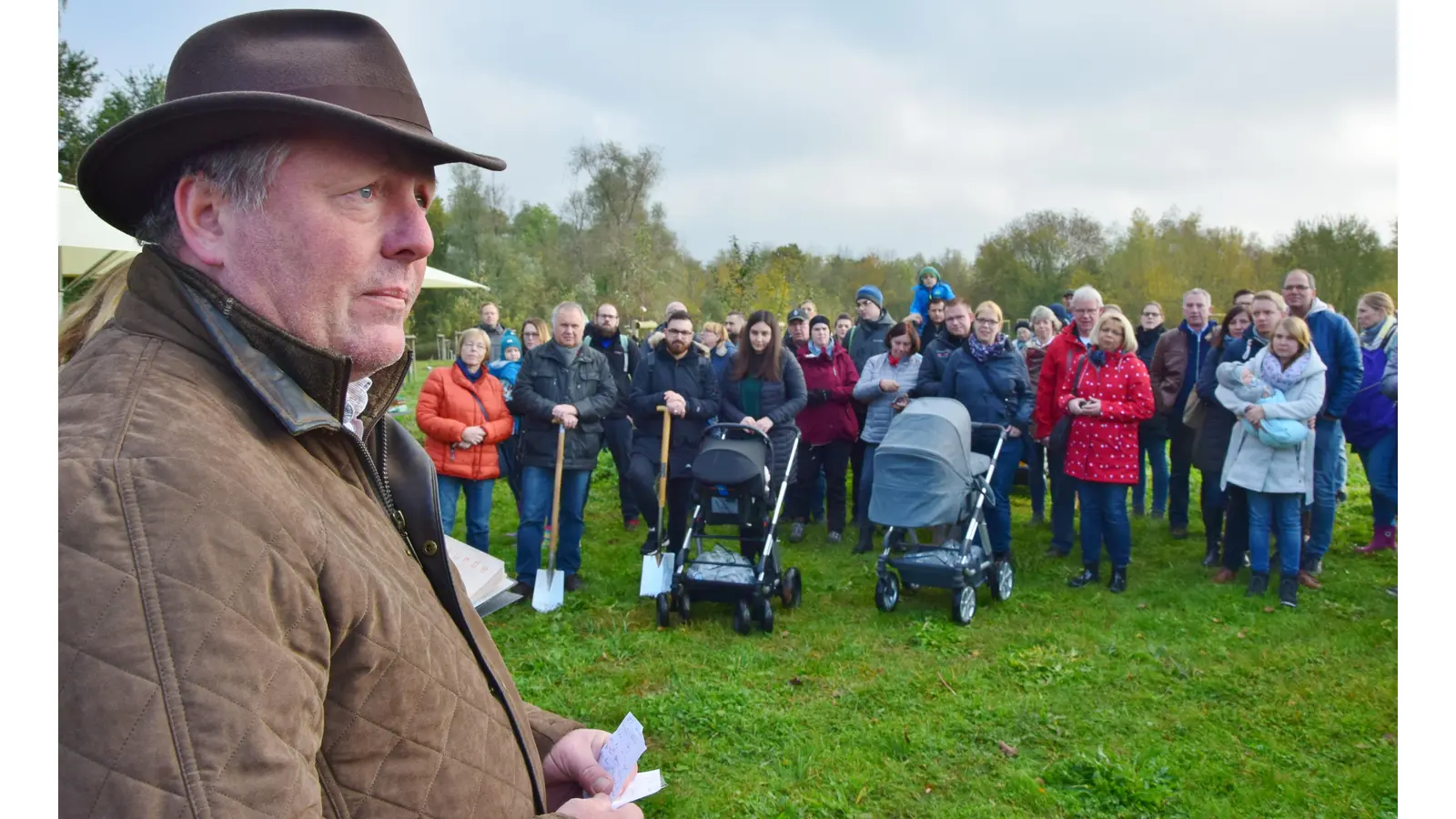 Klaus-Ulrich Hartmann (hier ein Archivfoto im Generationenpark) sieht seinen Bauhof vor immer weiter wachsende Aufgaben gestellt und kritisiert die Verwahrlosungsmentalität der Menschen, die durch steigende Müllbelastung in der Stadt dem Bauhof zu schaffen macht. (Foto: ste)