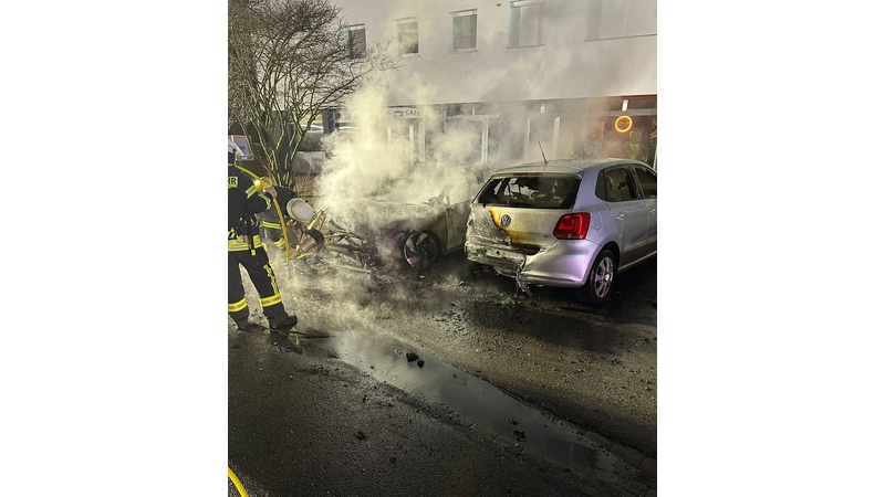 Beim Eintreffen der Einsatzkräfte stand ein Pkw bereits in Vollbrand. (Foto: privat)