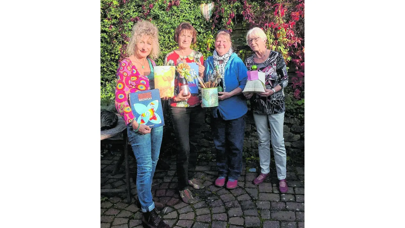 Umweltfreundliche Weihnachtsdeko aus Büchern und alten Landkarten (Foto: red)