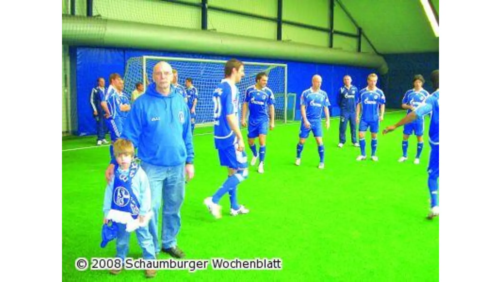 Jüngstes Fanmitglied mischt beim Fotoshooting mit (Foto: red)