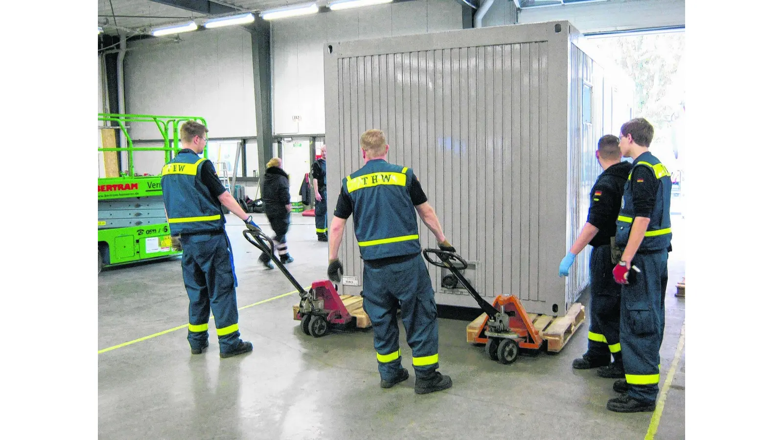 Helfer sorgen für Stromversorgung (Foto: mk)