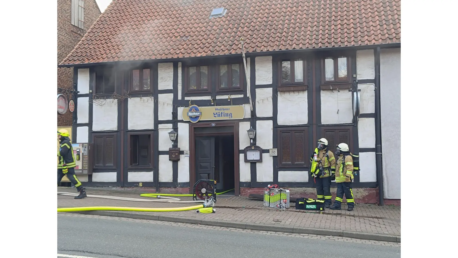Die Feuerwehr entlüftet das verrauchte Gebäude.  (Foto: privat)
