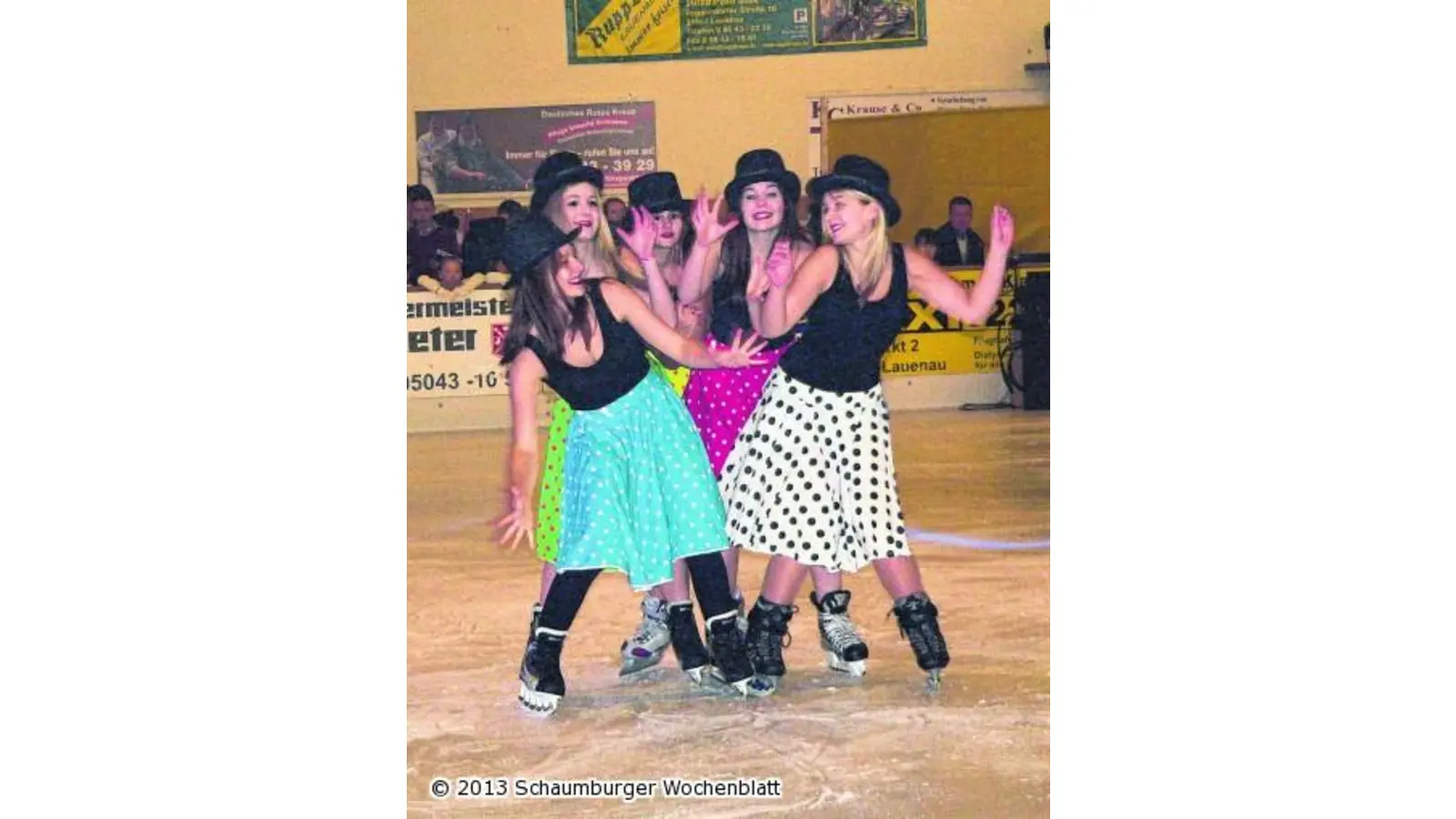 Schlümpfe auf Schlittschuhen (Foto: al)