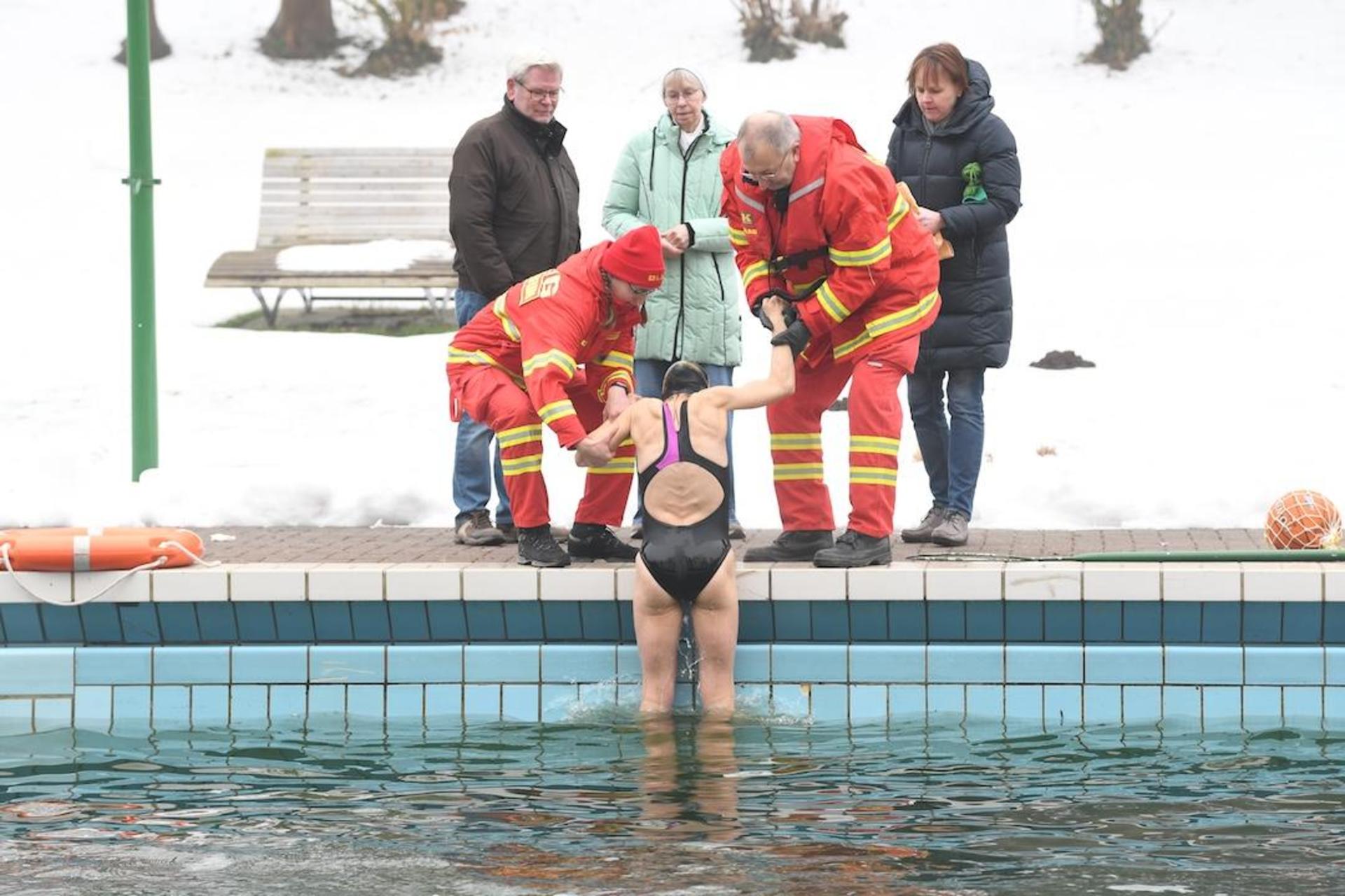 Eisschwimmer erobern das Sonnenbrinkbad. (Foto: nd)