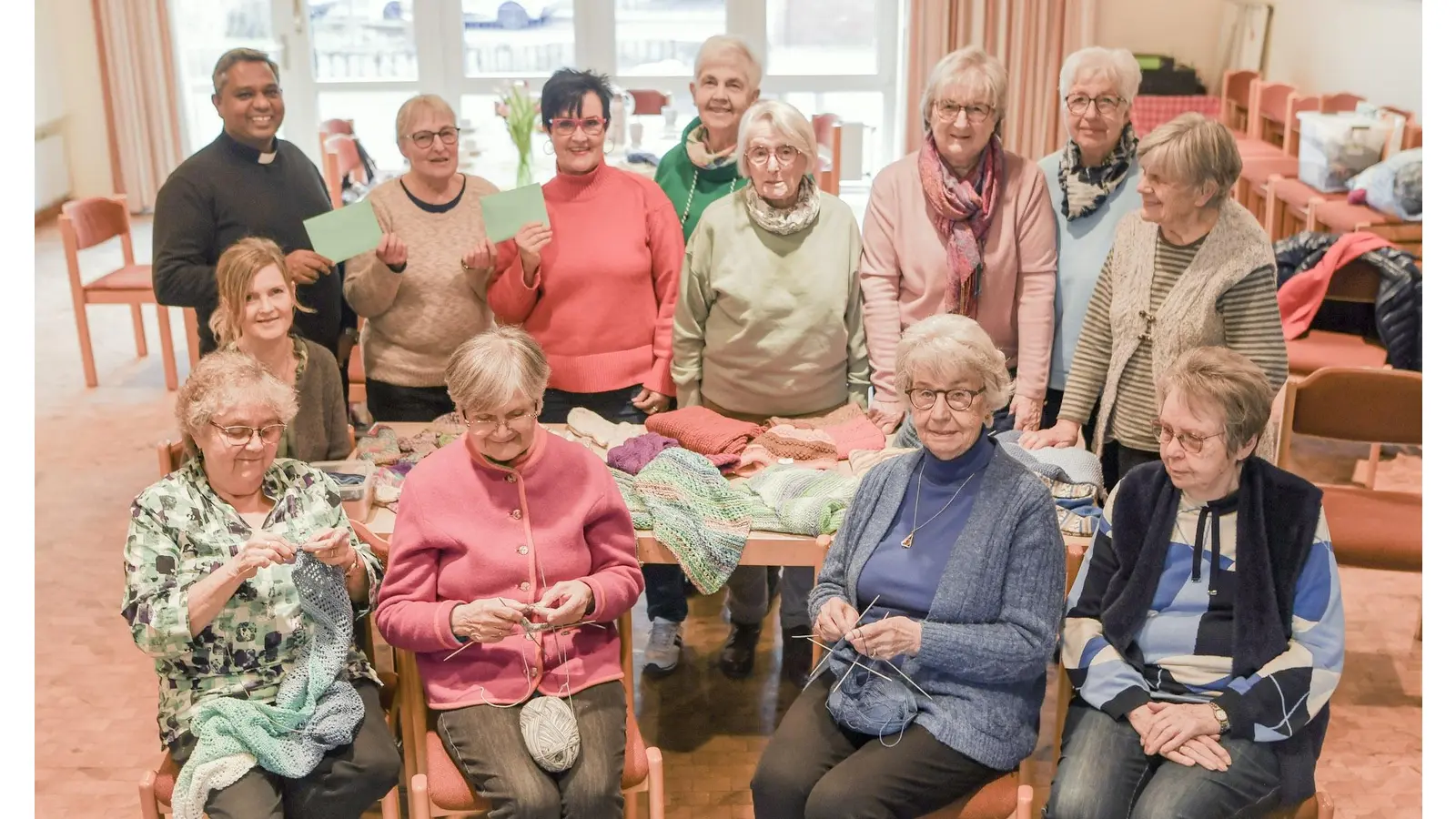 Gemeinsam stricken, klönen und mit den Verkäufen etwas Gutes tun: Die Gruppe aus St. Marien Bückeburg sucht dafür noch Mitstreiter. Als wir die Gruppe besuchten, waren Bruder Thomas und Kerstin Gorenc zu Gast. (Foto: nd)