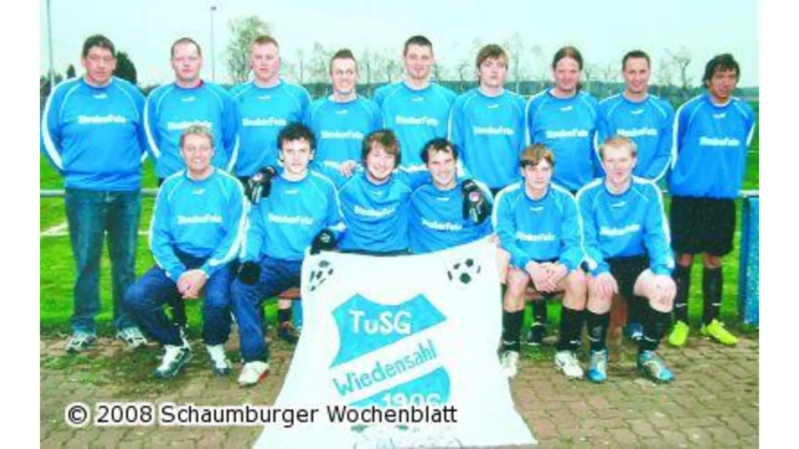 Steuber stiftet neue Aufwärmshirts (Foto: wtz)