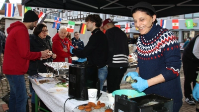 Die Helfer bereiten eine breite Auswahl internationaler Speisen für den guten Zweck zu. (Foto: bb)