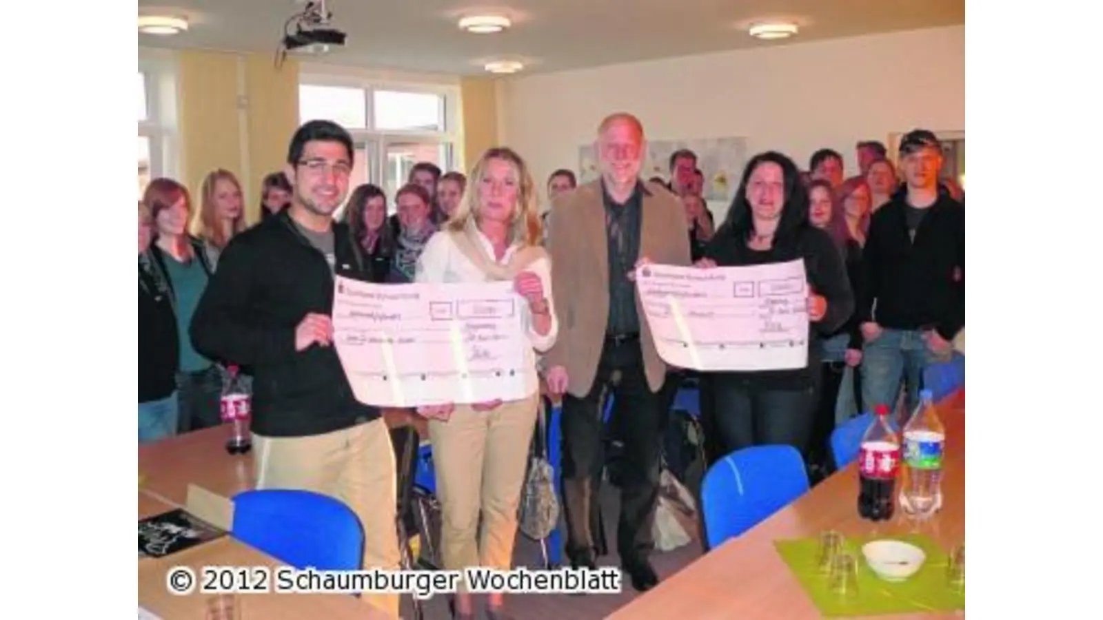 Über die Spendenhöhe staunen auch die Akteure (Foto: red)