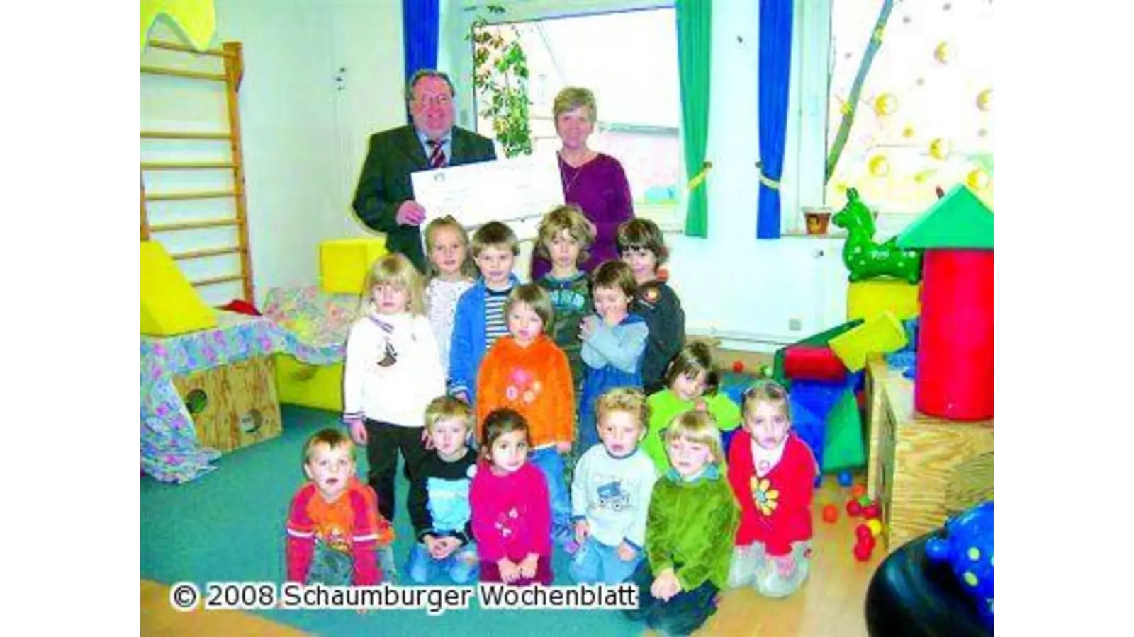 Volksbank spendiert Drehkarussell (Foto: hb)