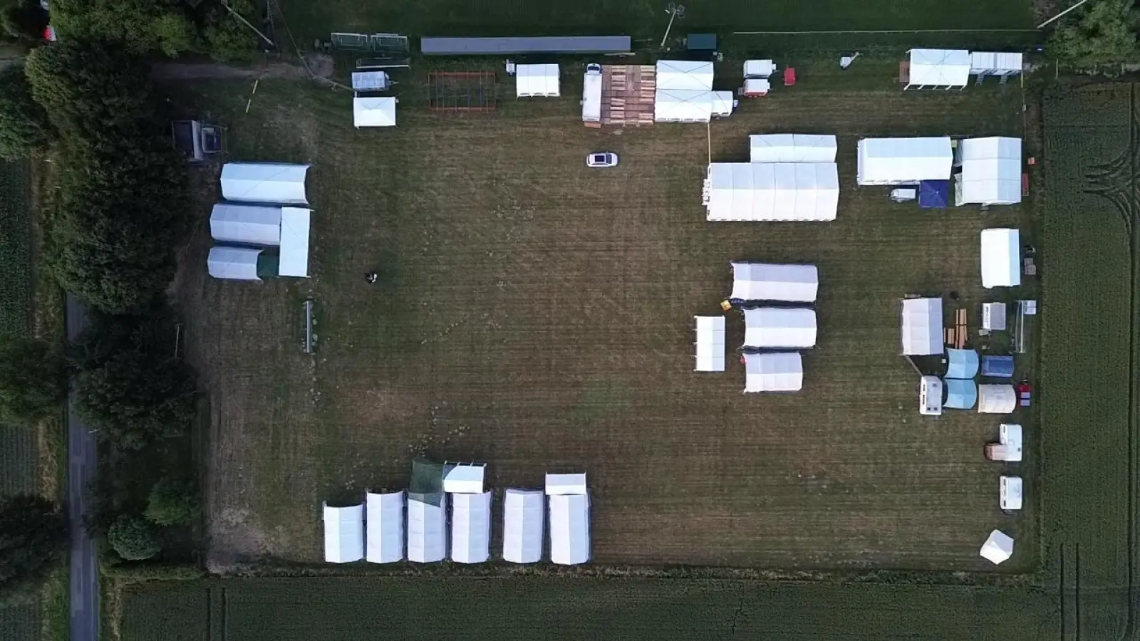 Die kleine Stadt der Kinderfeuerwehr steht bereits, am Samstag kommen dann die Jugendwehren. (Foto: SGKF und JF)