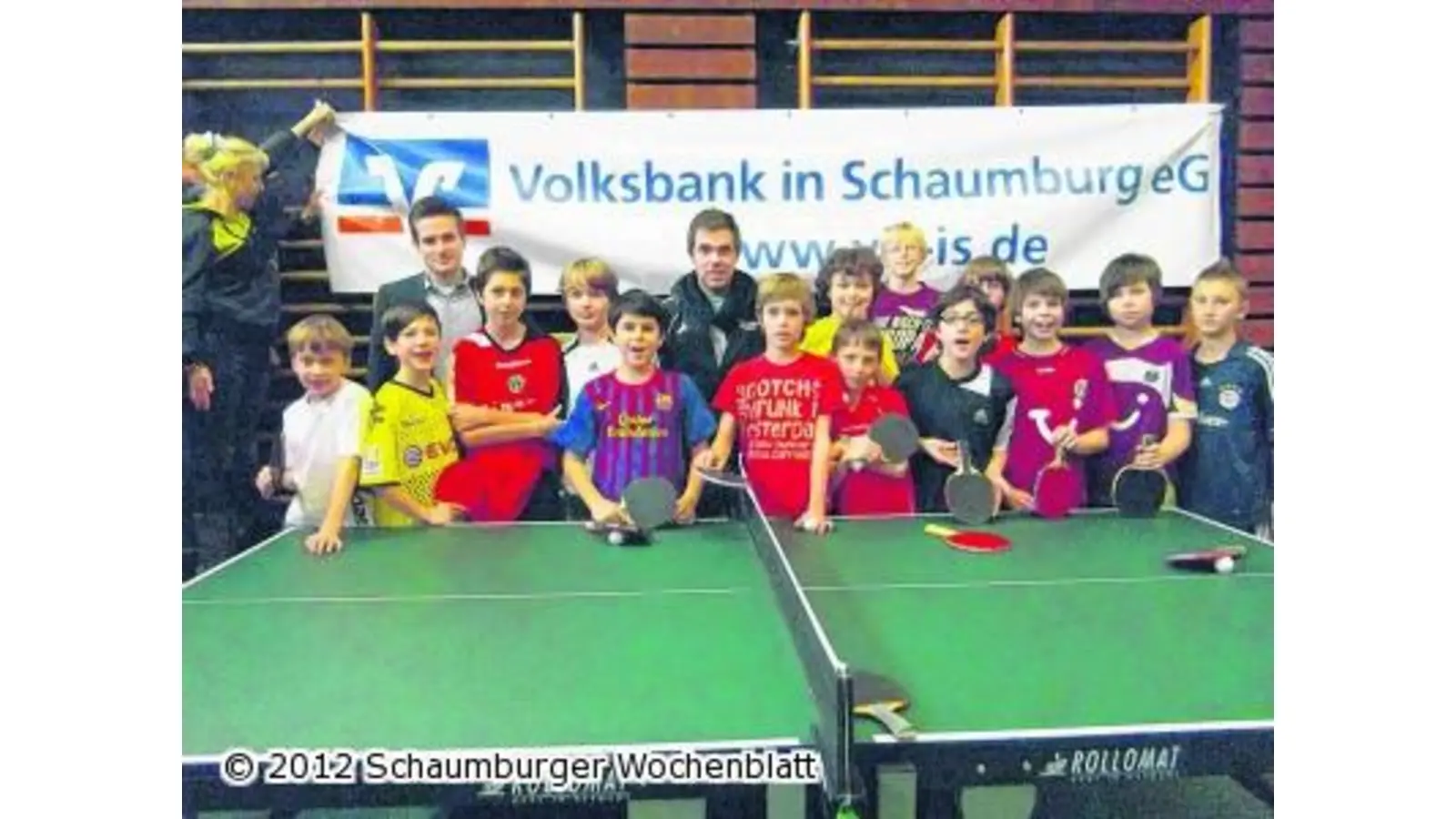 Zwölf Schüler spielen begeistert Tischtennis (Foto: la)