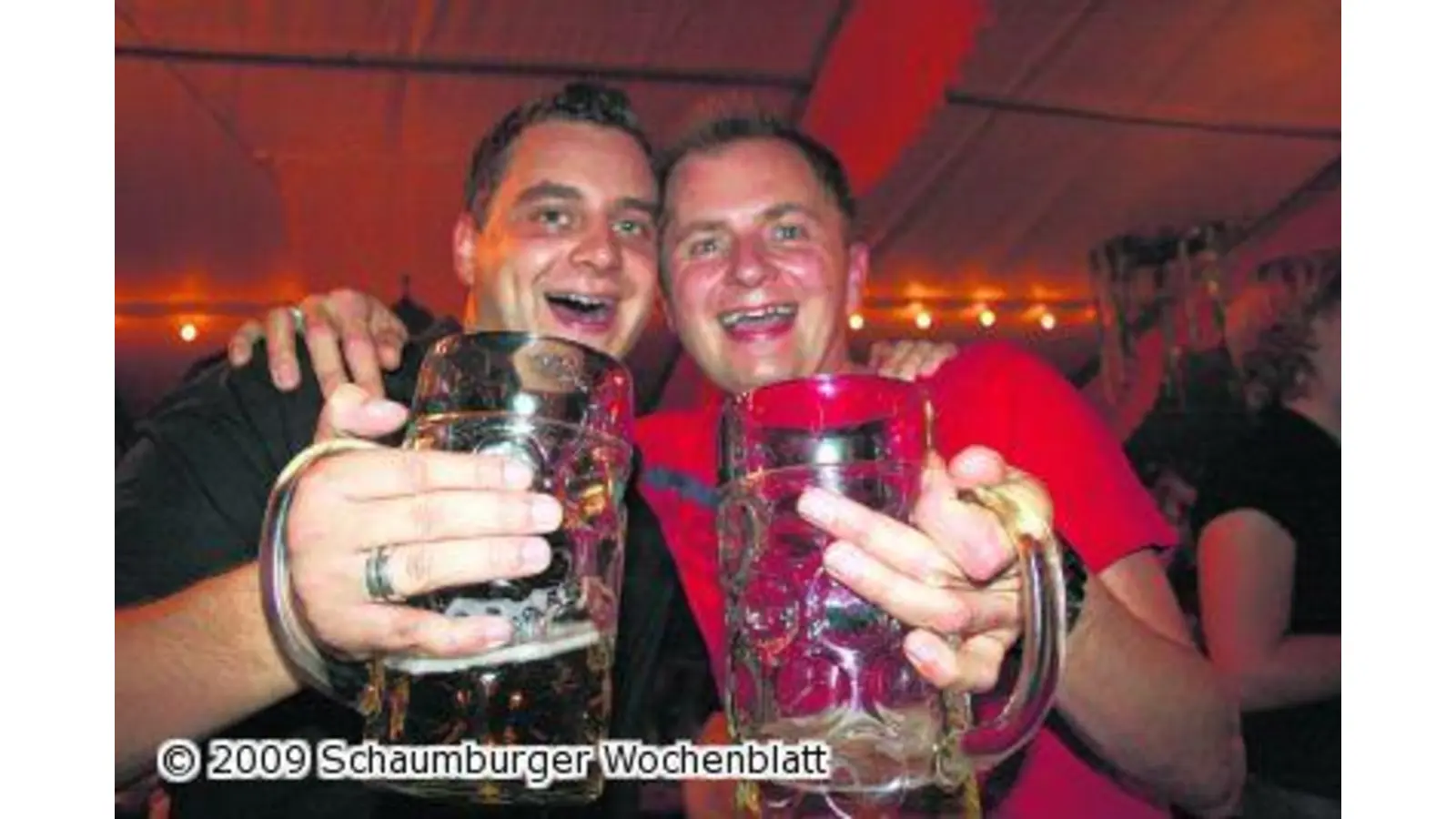 Es schunkelt überall Reuscher Musikanten und Besucher rocken das Oktoberfest (Foto: mr)