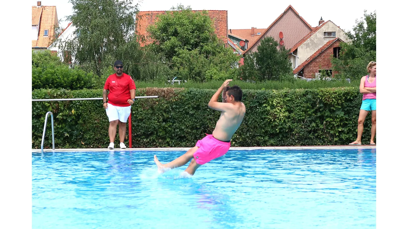 Der Arschbombenwettbewerb ist einer der Höhepunkte beim Sommerfest der Interessengemeinschaft Freibad Rodenberg. (Foto: Borchers, Bastian)