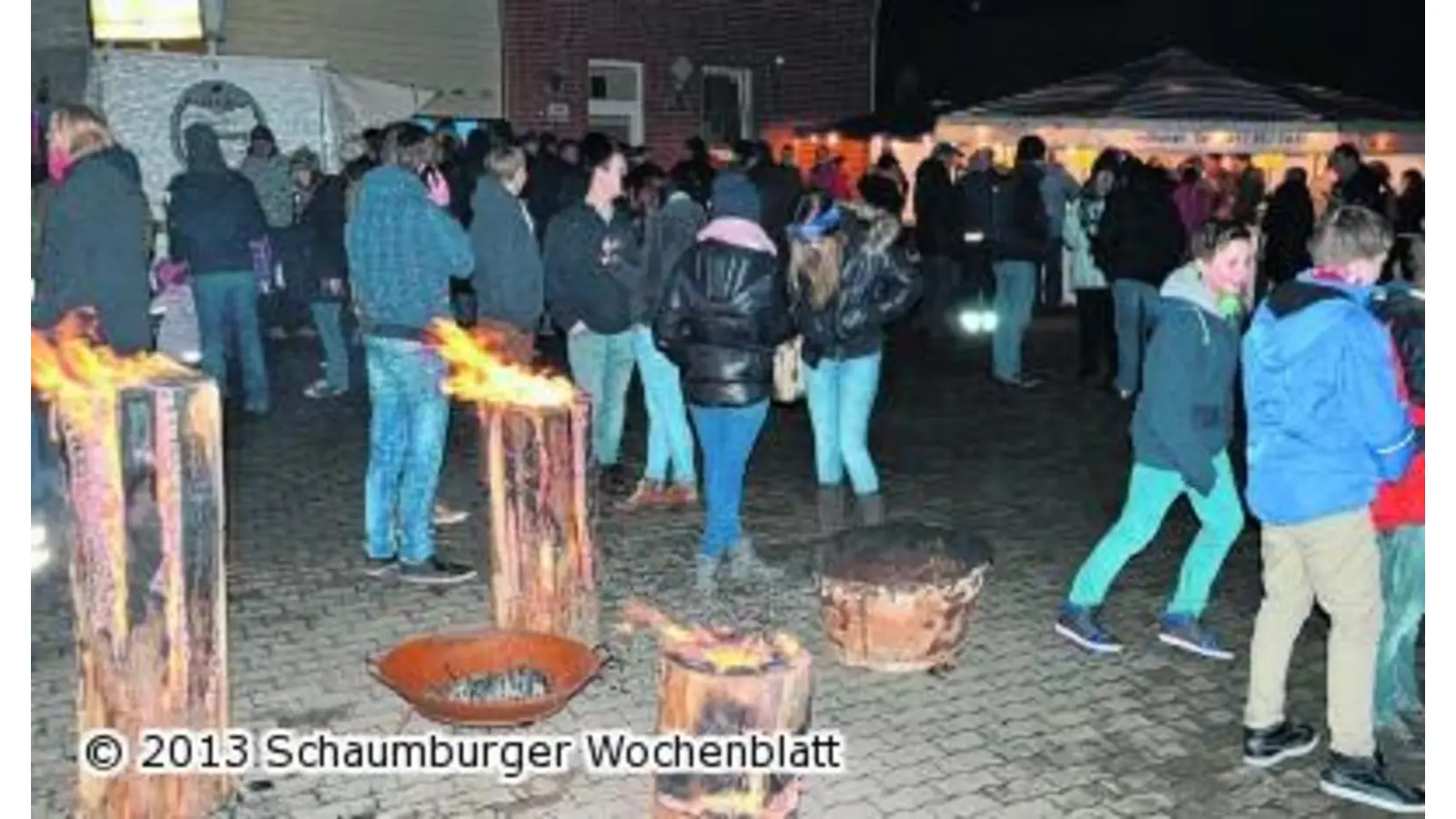 Schwedenfeuer mit bunten Ostereiern am Tannenbaum (Foto: bt)