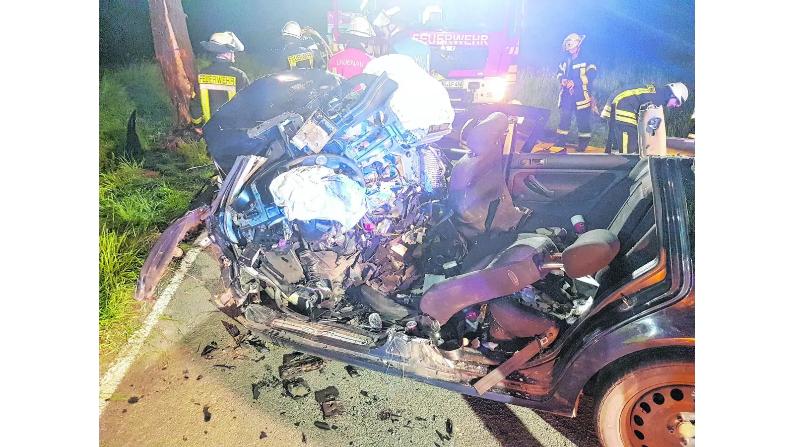 Fahrer kollidiert mit einem Baum (Foto: ots)