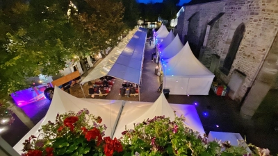 Unter schön beleuchteten Pagodenzelten können die Besucher Wein und kulinarische Köstlichkeiten wettergeschützt erleben. (Foto: ste)