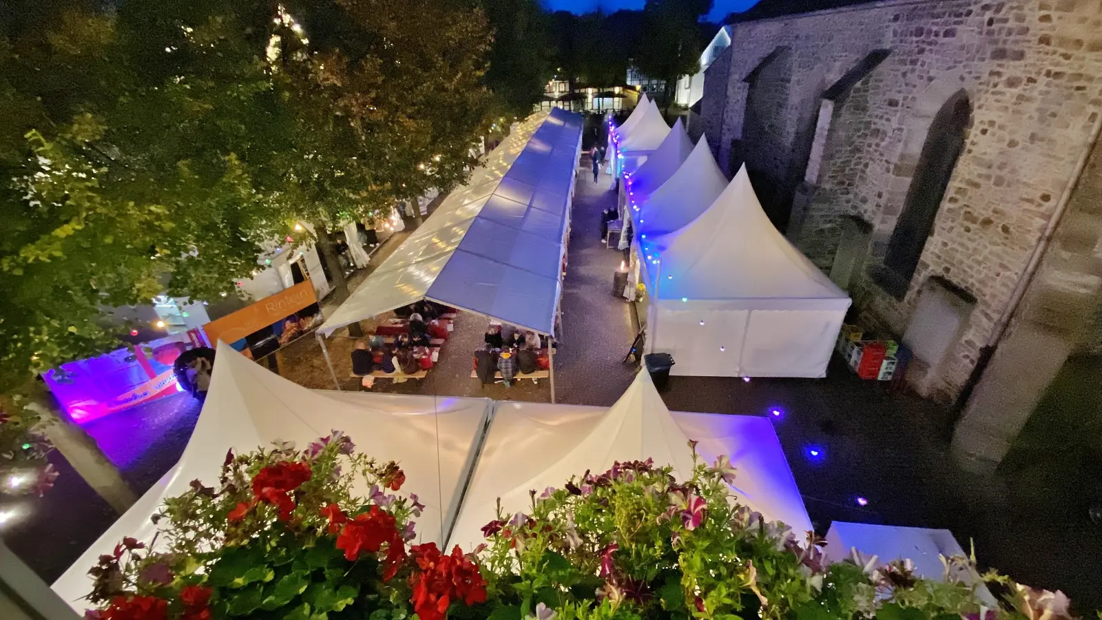 Unter schön beleuchteten Pagodenzelten können die Besucher Wein und kulinarische Köstlichkeiten wettergeschützt erleben. (Foto: ste)