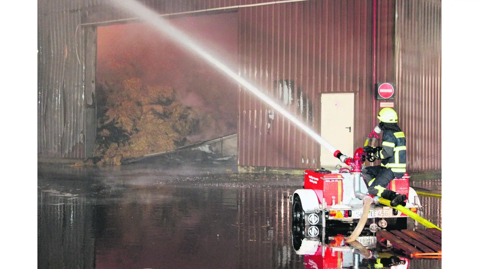 Große Lagerhalle geht in Flammen auf (Foto: bb)