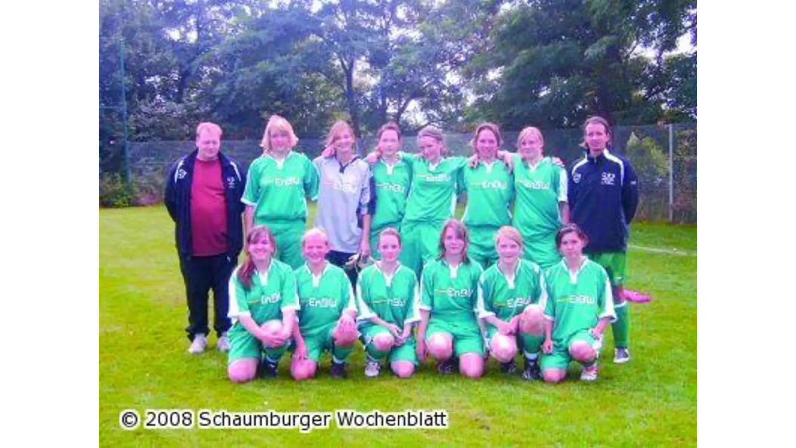 Fußballerinnen im neuen Outfit (Foto: ste)
