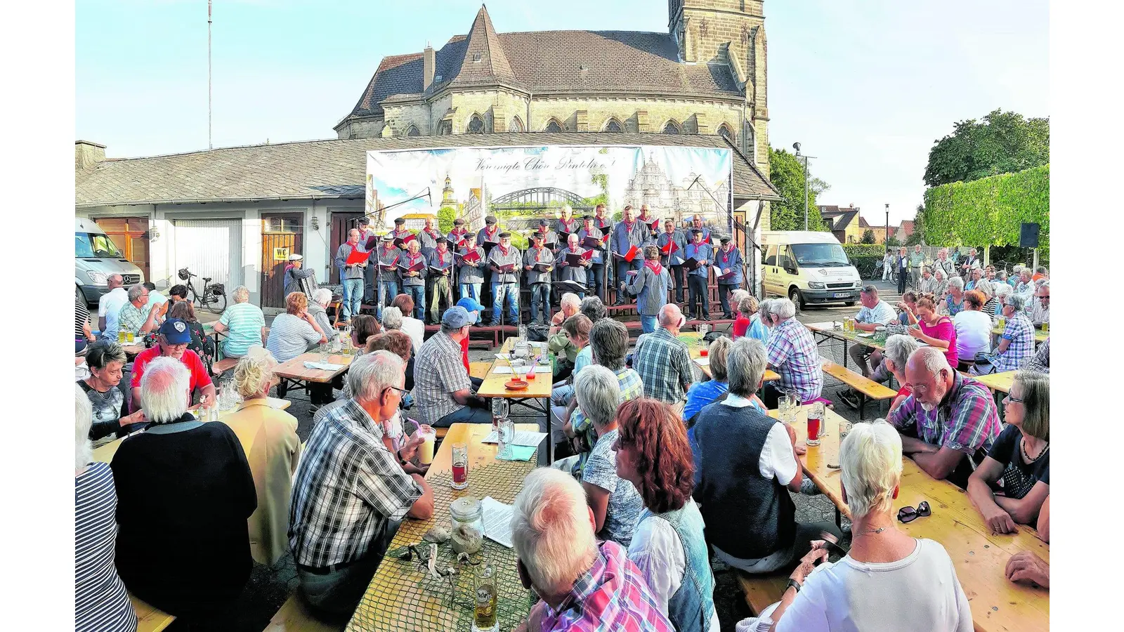 Vereinigte Chöre und Besucher bringen Stimmung beim Hafenfest zum Kochen (Foto: ste)