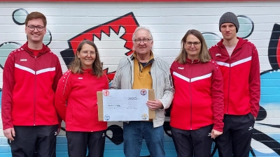 Freuen sich über die Spende: Dennis Siegmund, Silke Schommerloh, Wolfgang Maasch (Martini-Loge), Michaela Ebert und Maximilian Fischer. (Foto: privat)