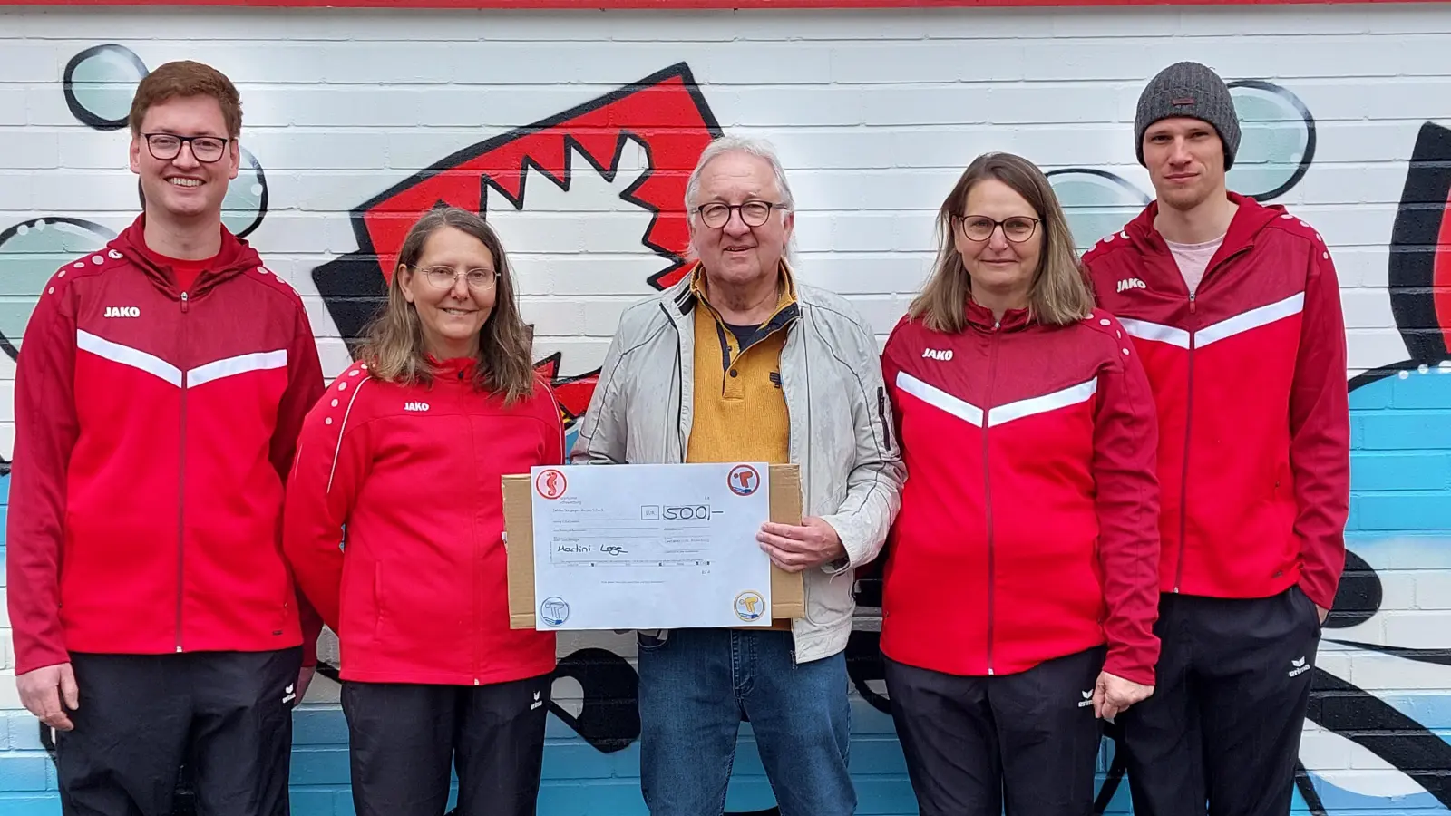 Freuen sich über die Spende: Dennis Siegmund, Silke Schommerloh, Wolfgang Maasch (Martini-Loge), Michaela Ebert und Maximilian Fischer. (Foto: privat)