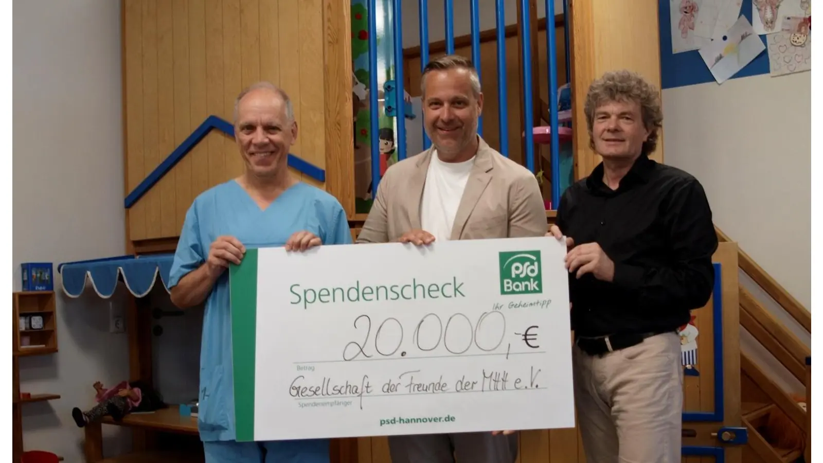 Dr. Michael Sasse (li.), leitender Oberarzt Pädiatrische Intensivmedizin der MHH und GdF-Vorstand Dr. Eckhard Schenke (re.), nehmen den Spendenscheck von Torsten Krieger (Mi.), Vorstandssprecher der PSD Bank Hannover, entgegen.  (Foto: privat)