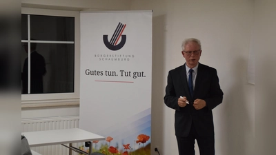 Rechtsanwalt und Notar Dieter Liebelt im seminarraum der Bürgerstiftung Schaumburg. (Foto: ab)
