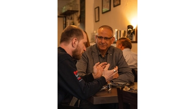 Die Teilnehmer des „Speed-Frühstücks” haben die Möglichkeit zum regen persönlichen Austausch.  (Foto: Luca Baake)