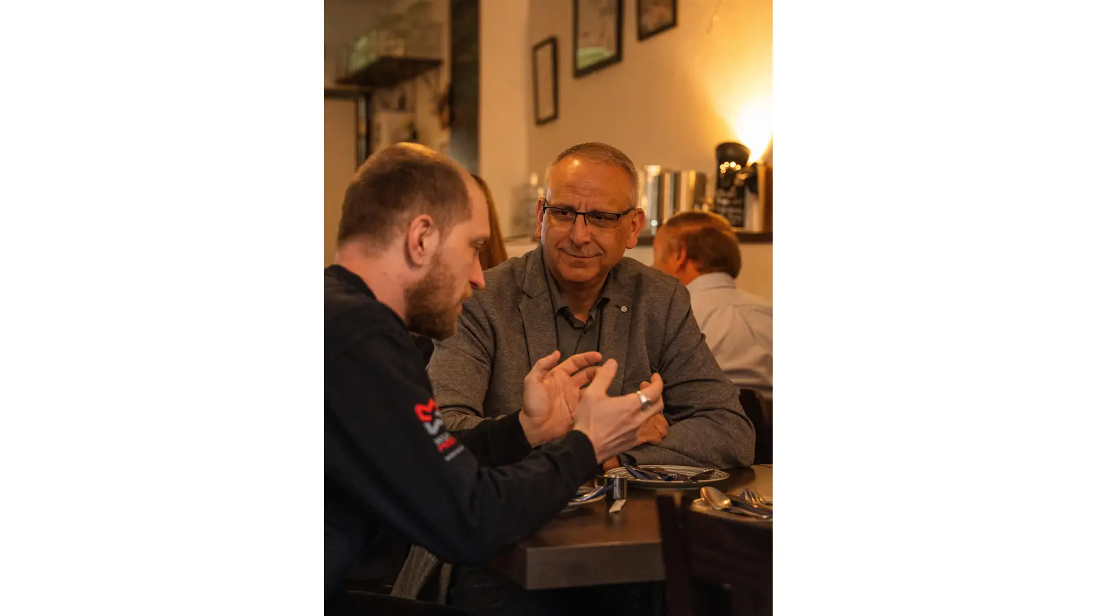 Die Teilnehmer des „Speed-Frühstücks” haben die Möglichkeit zum regen persönlichen Austausch.  (Foto: Luca Baake)