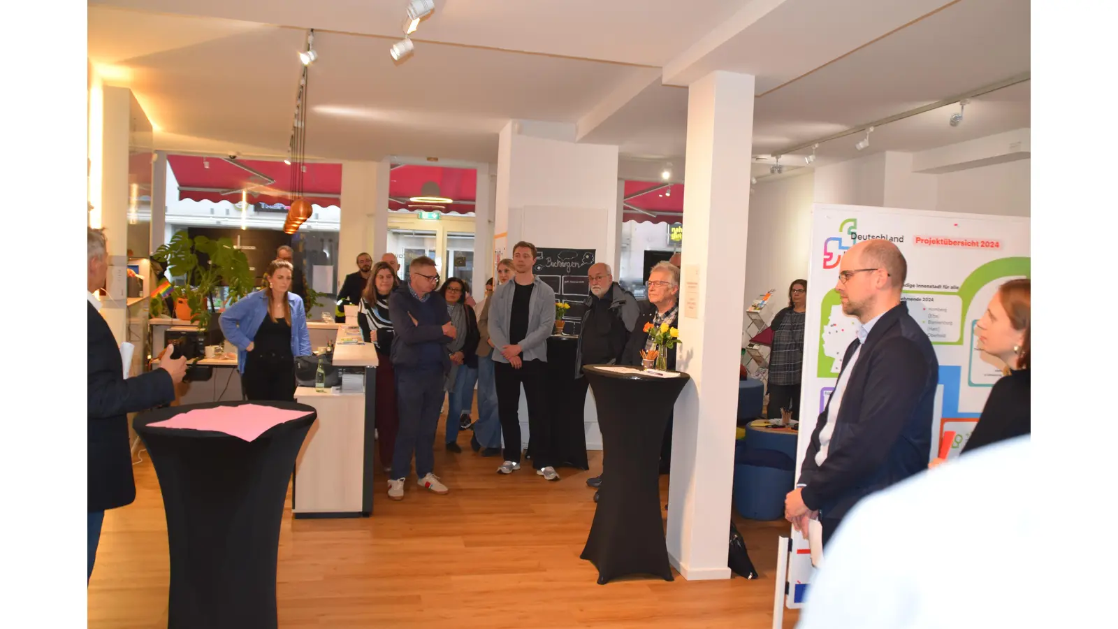 Bürgermeister Oliver Theiß (links am Bildrand), begrüßte die Gäste. (Foto: ab)