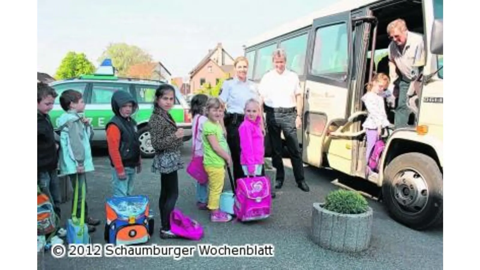 Polizei übt mit angehenden Schulkindern das Busfahren (Foto: us)