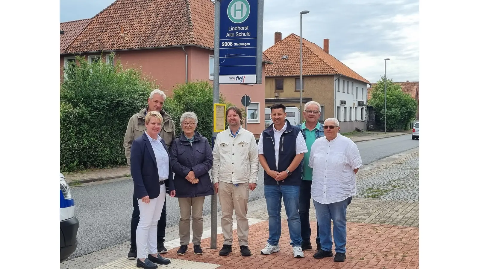 Samtgemeindebürgermeisterin Svenja Edler, Rüdiger Friedrich (Gemeinde Heuerßen), Birgit Gärtner (Senioren- und Behindertenbeirat SG Lindhorst), Stephan Schröder (ÖPNV Landkreis Schaumburg), Dirk Rottmann (SVG), Heinrich Widdel (Gemeinde Lindhorst) und Ulrike Katzwedel (Senioren- und Behindertenbeirat SG Lindhorst) freuen sich über den Start des zusätzlichen Mobilitätsangebotes. <br><br> (Foto: privat)