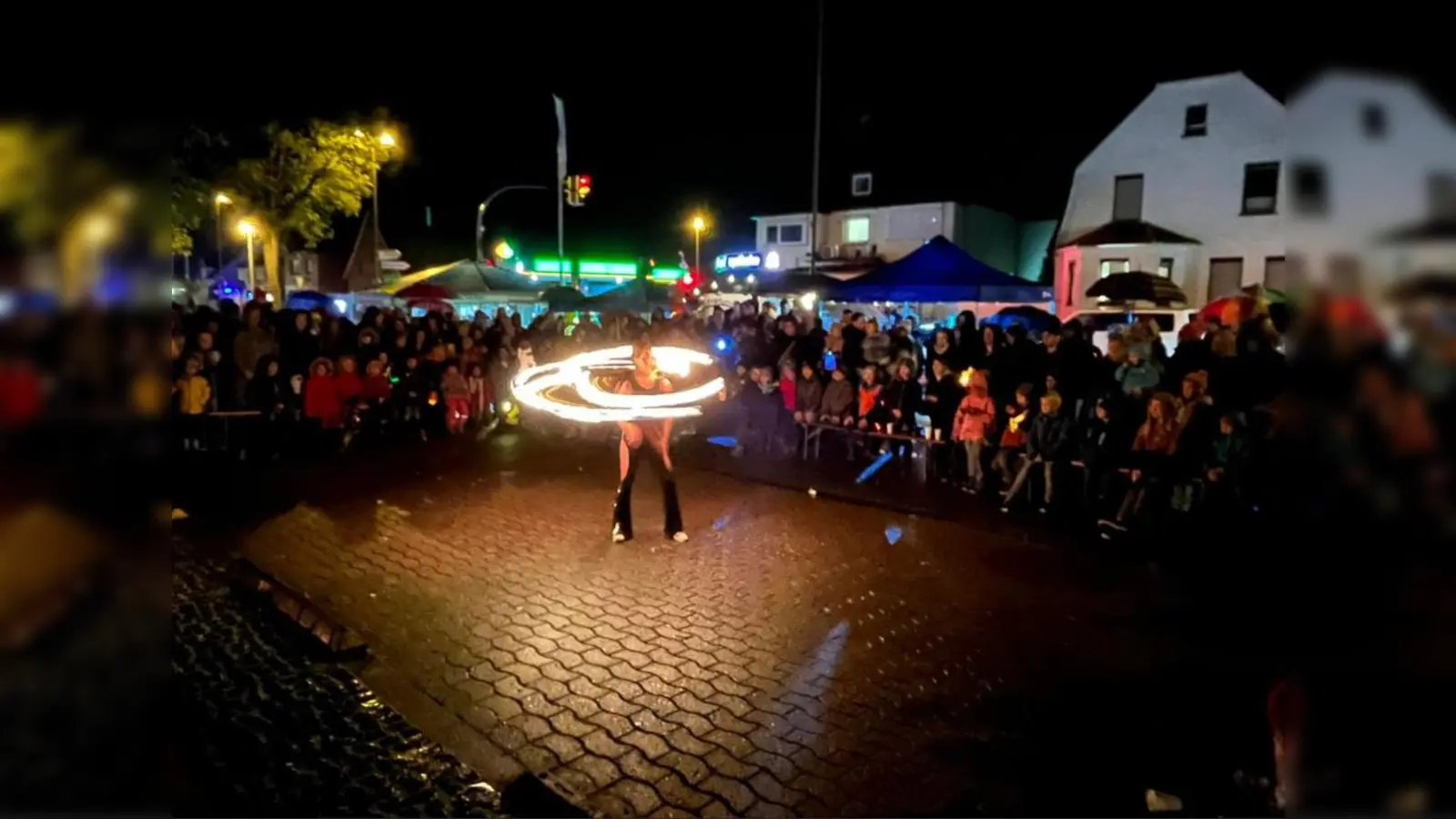 Die Feuer-Show auf dem Lindhorster Marktplatz fasziniert die Zuschauer. (Foto: Borchers, Bastian)