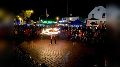 Die Feuer-Show auf dem Lindhorster Marktplatz fasziniert die Zuschauer. (Foto: Borchers, Bastian)