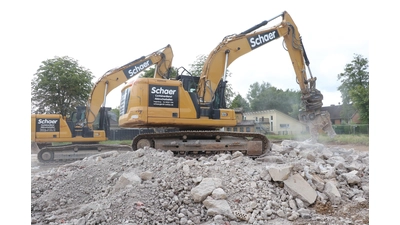 Bagger der Firma Schaer zerkleinern die Fundamente.  (Foto: gi)