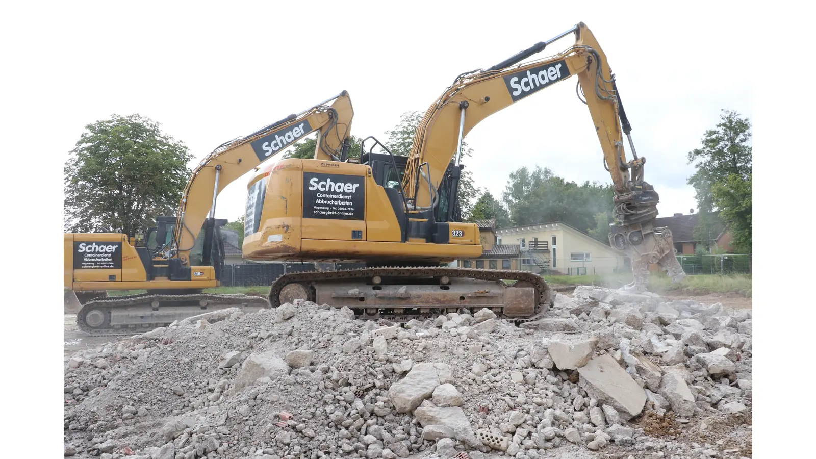 Bagger der Firma Schaer zerkleinern die Fundamente.  (Foto: gi)