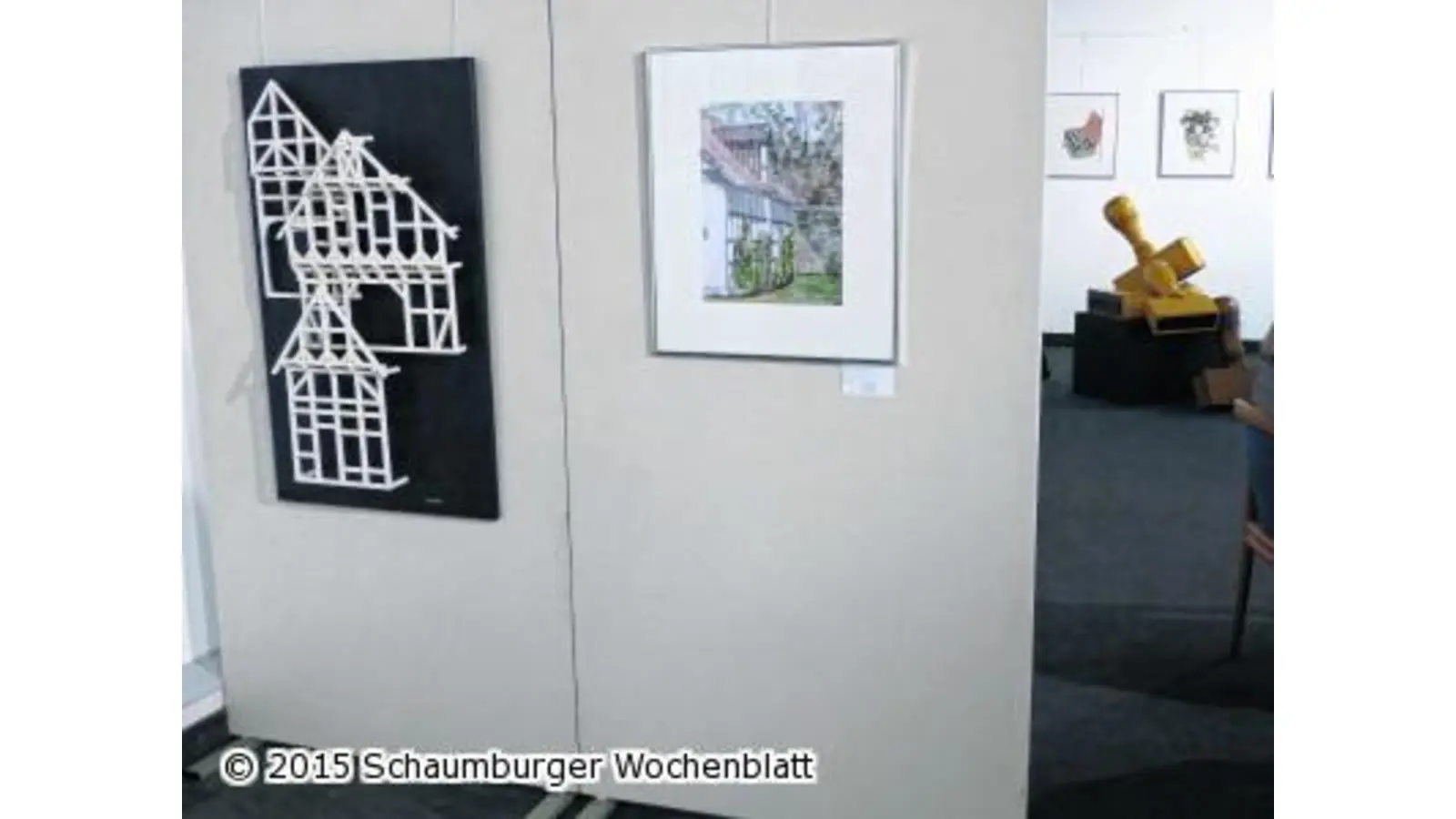 Übergroße Stempel vor filigranen Zeichnungen (Foto: al)