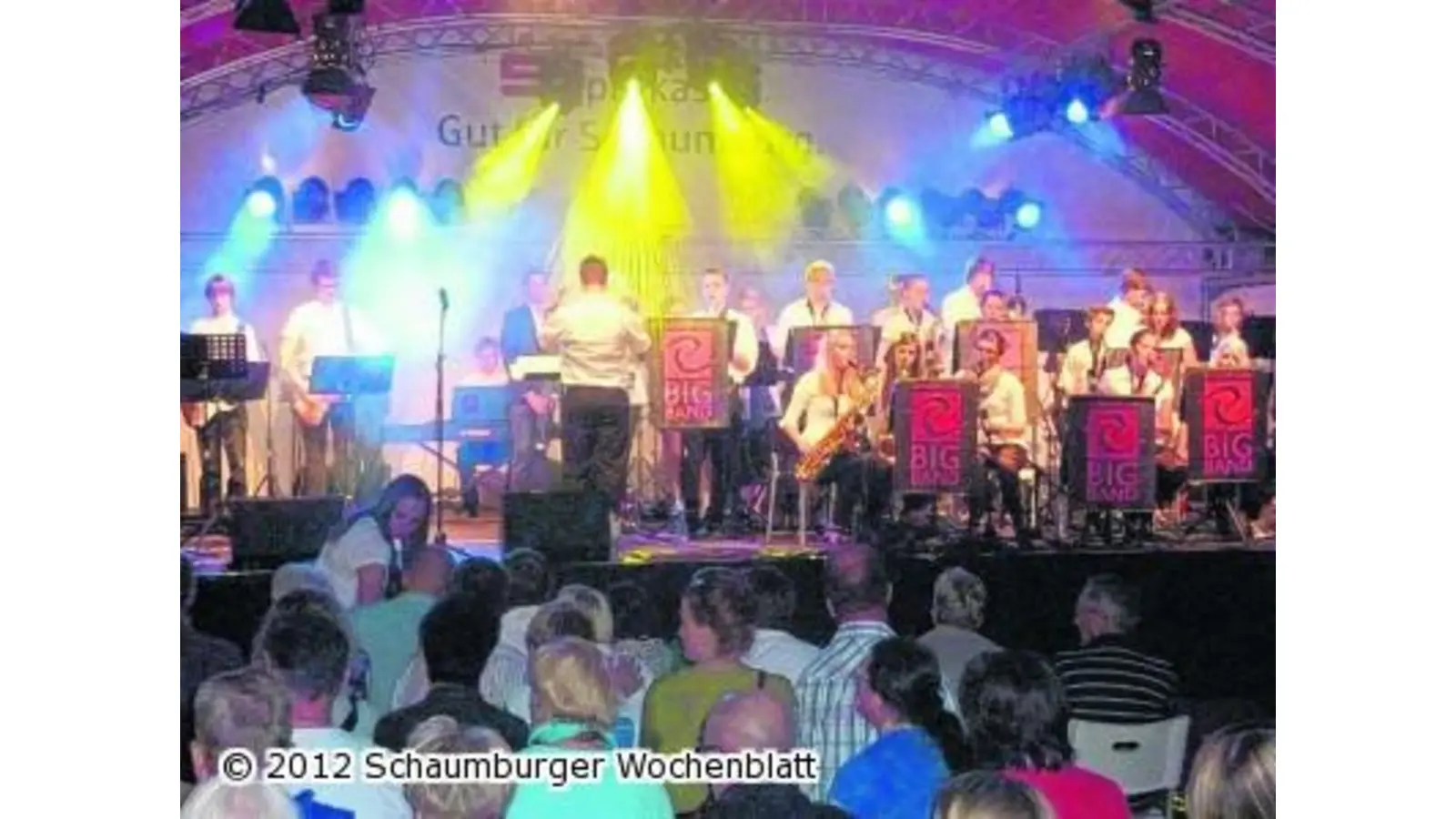 Experten für den guten Ton auf musikalischer Weltreise Big Band und Polizeiorchester spielen gemeinsam (Foto: ste)