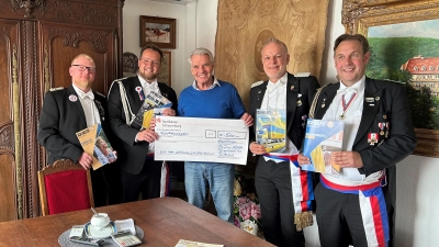 Die Abordnung des Bürgerbataillons Bückeburg übergibt die Spende ans ICH.  (Foto: bb)