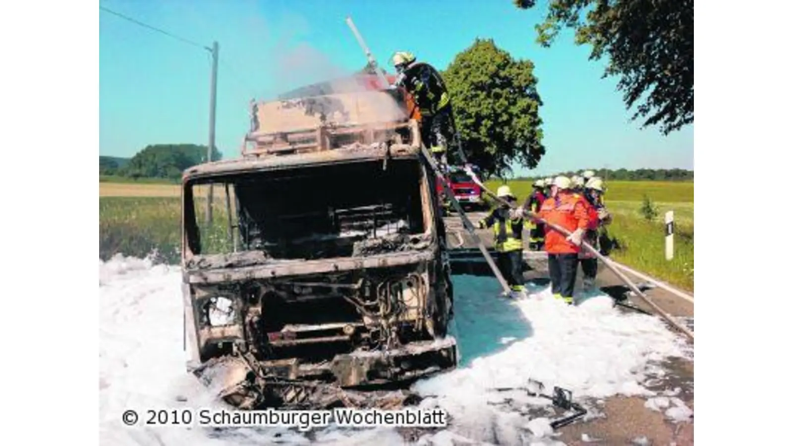 Müllwagen geht in Flammen auf (Foto: nb)