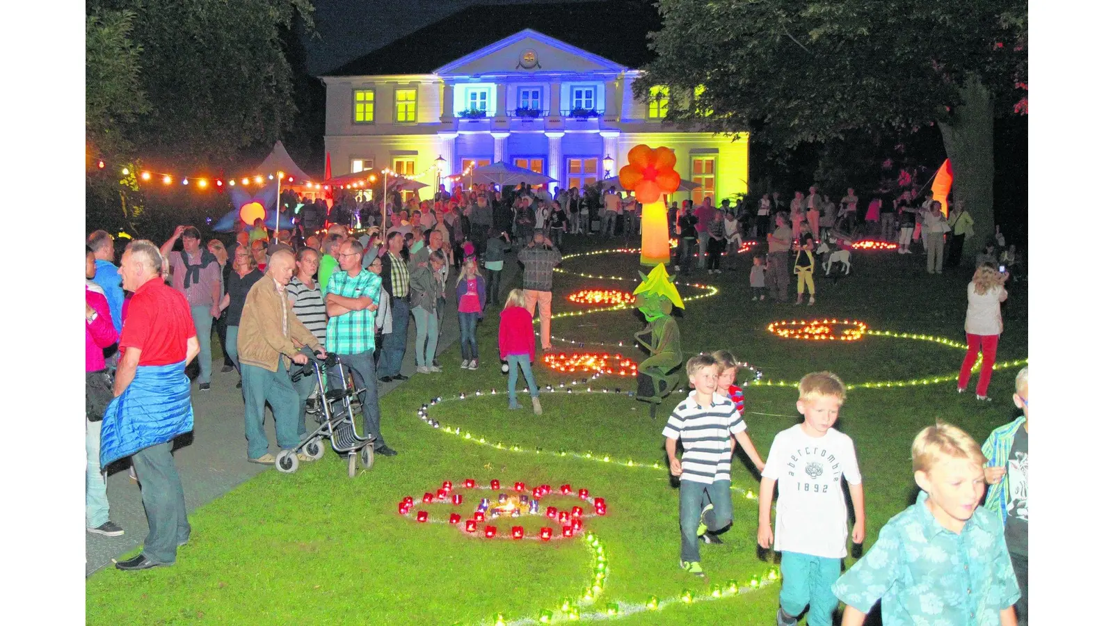 Besucher genießen magische Atmosphäre im Kurpark (Foto: bb)