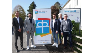 Mit dem Aufsichtsrat der DSL beendet dessen Vorsitzender Günter Hartung sein Engagement (rechts). Ihm danken (von rechts) Bernd Hellmann vom Förderverein der Josua-Stegmann-Altenhilfe, die neue Geschäftsführung Christian Grösche und Niklas Meinecke sowie der scheidende Geschäftsführer Armin Petermann. (Foto: Gunnar Schulz-Achelis   )