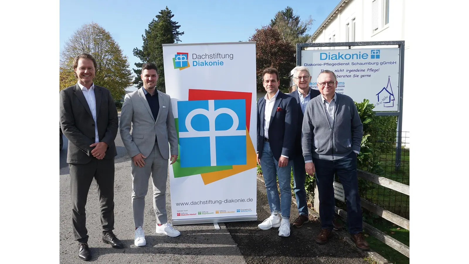Mit dem Aufsichtsrat der DSL beendet dessen Vorsitzender Günter Hartung sein Engagement (rechts). Ihm danken (von rechts) Bernd Hellmann vom Förderverein der Josua-Stegmann-Altenhilfe, die neue Geschäftsführung Christian Grösche und Niklas Meinecke sowie der scheidende Geschäftsführer Armin Petermann. (Foto: Gunnar Schulz-Achelis   )