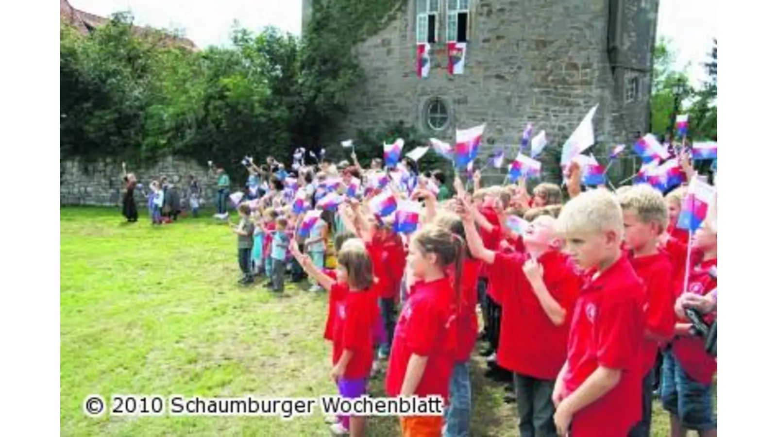 Fürst fährt auf Wiese am Schloss ein (Foto: gi)