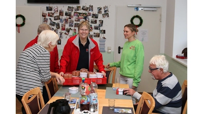 Das Vorsitzenden-Duo des DRK-Ortsvereins verteilt Präsente an Senioren. (Foto: bb)